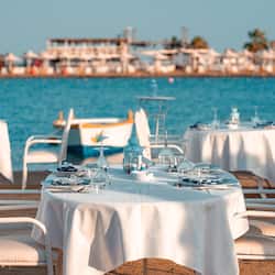 3 restaurants, serveren ontbijt, lunch, diner, internationale gerechten