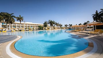 3 açık yüzme havuzu, havuz şemsiyeleri, şezlonglar