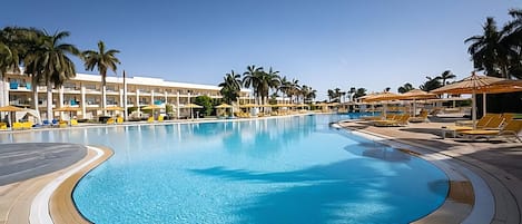 3 hồ bơi ngoài trời, dù/ô trên bãi biển/hồ bơi, ghế dài tắm nắng