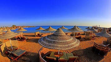 Plage privée, chaises longues, parasols, serviettes de plage