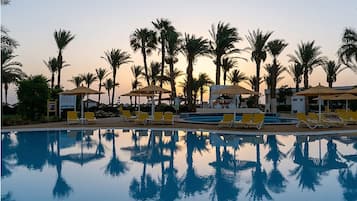 3 Außenpools, Sonnenschirme, Liegestühle