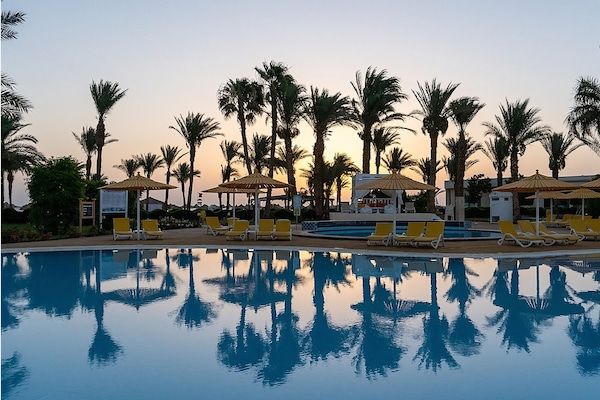 3 piscinas al aire libre, sombrillas, tumbonas