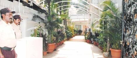 Pintu masuk properti