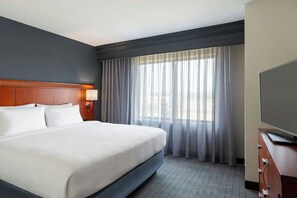 Premium bedding, in-room safe, desk, laptop workspace - Courtyard by Marriott Madison West Middleton (Middleton)