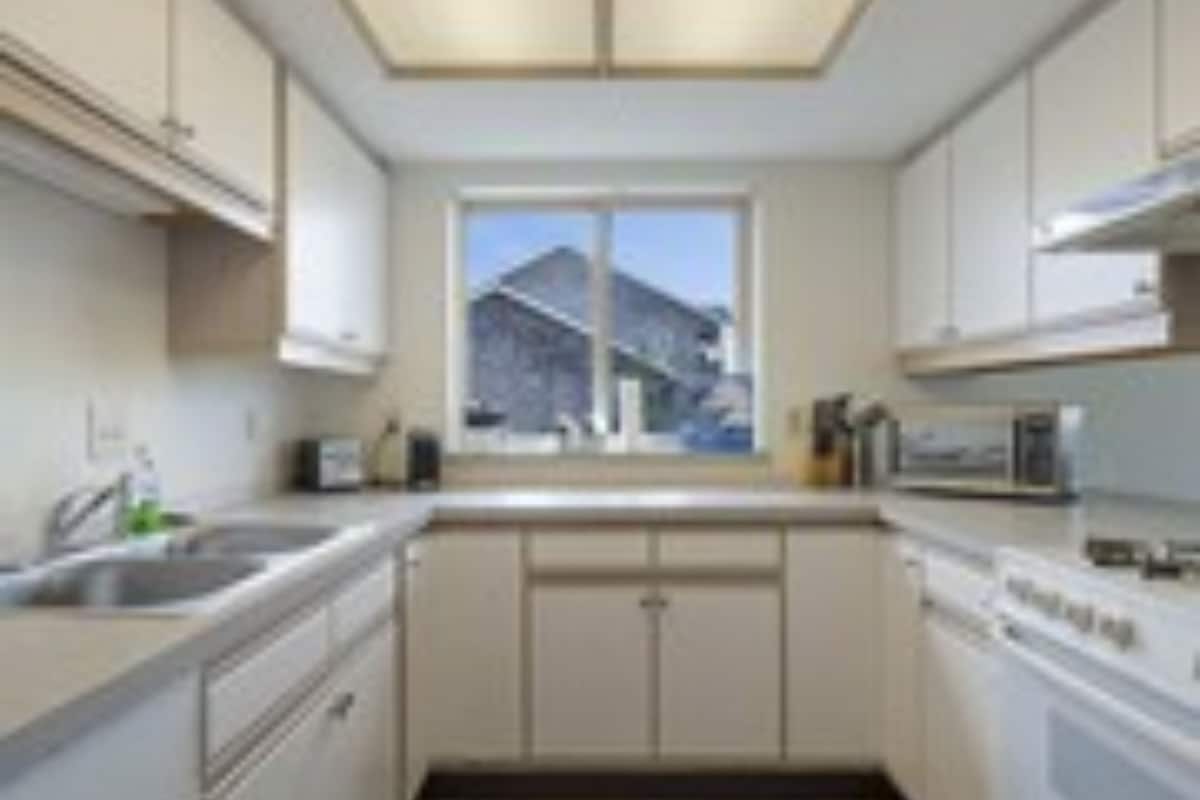suite, 2 bedrooms, 2 bathrooms, ocean view | shared kitchen | microwave, coffee/tea maker
