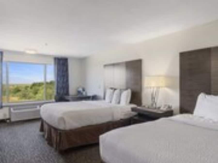 Blackout drapes, free WiFi, bed sheets