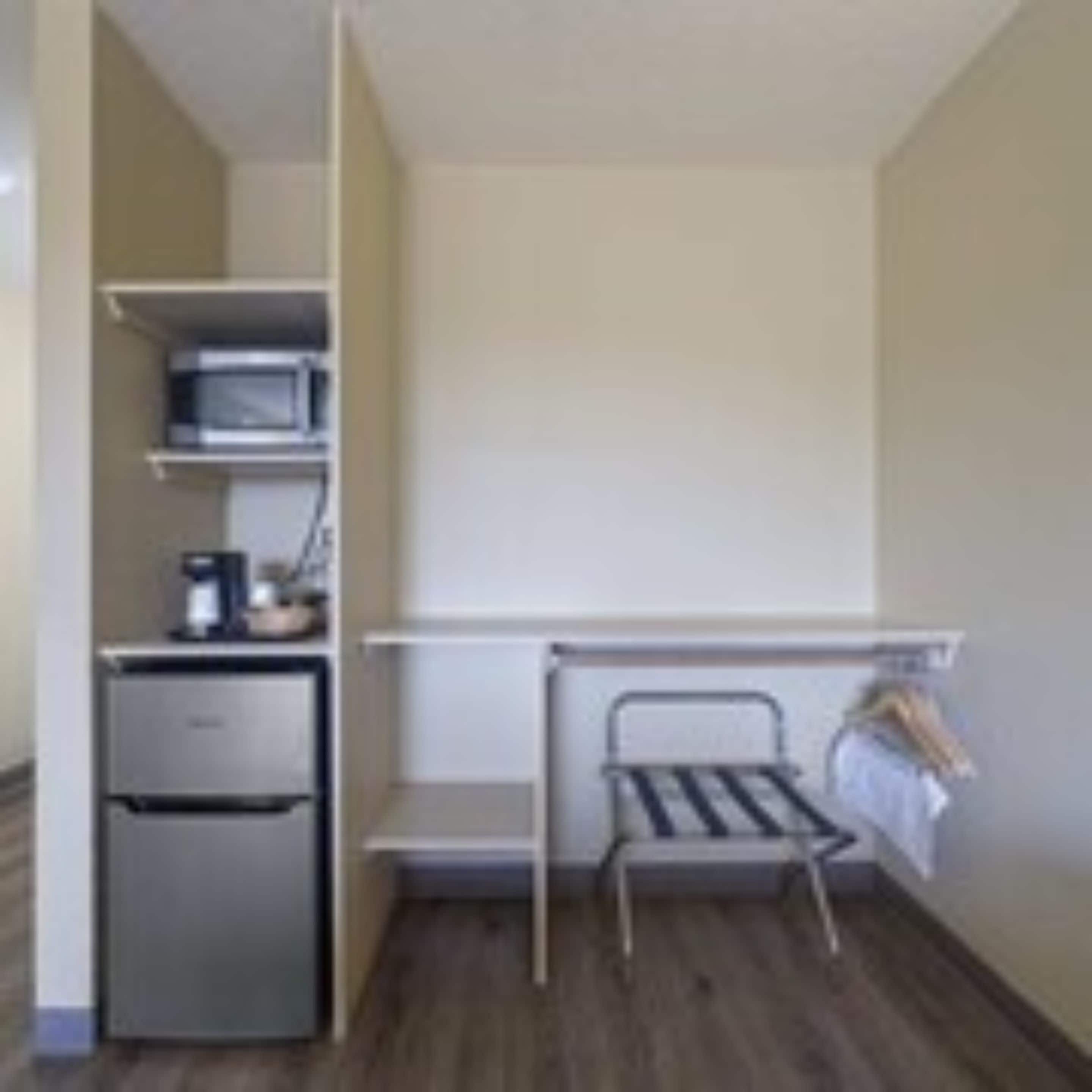 single queen non-view room accessible | blackout curtains, free wifi, bed sheets