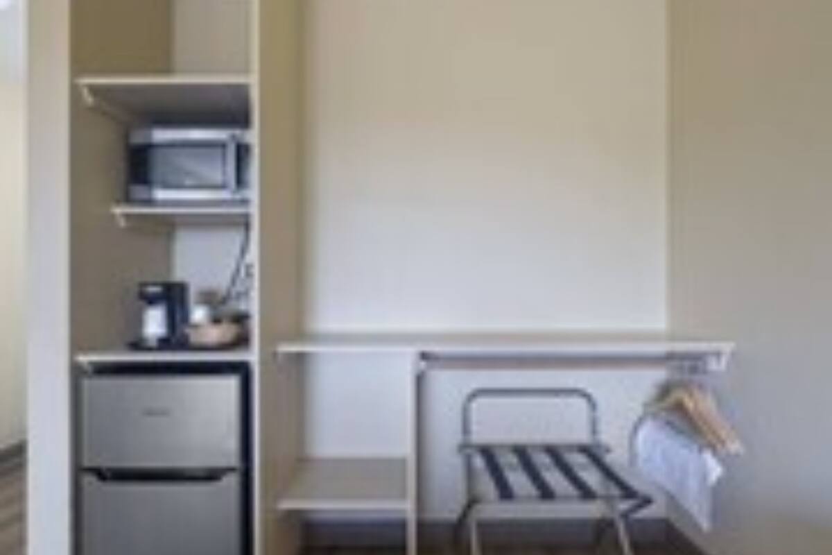 single queen non-view room accessible | blackout curtains, free wifi, bed sheets