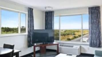 Suite, 2 habitaciones, 2 baños, vista al océano | Área de sala de estar | Televisión de pantalla plana