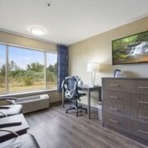 Single King Non-View | Living area | Flat-screen TV - Oceanview Inn At The Arch (Long Beach)