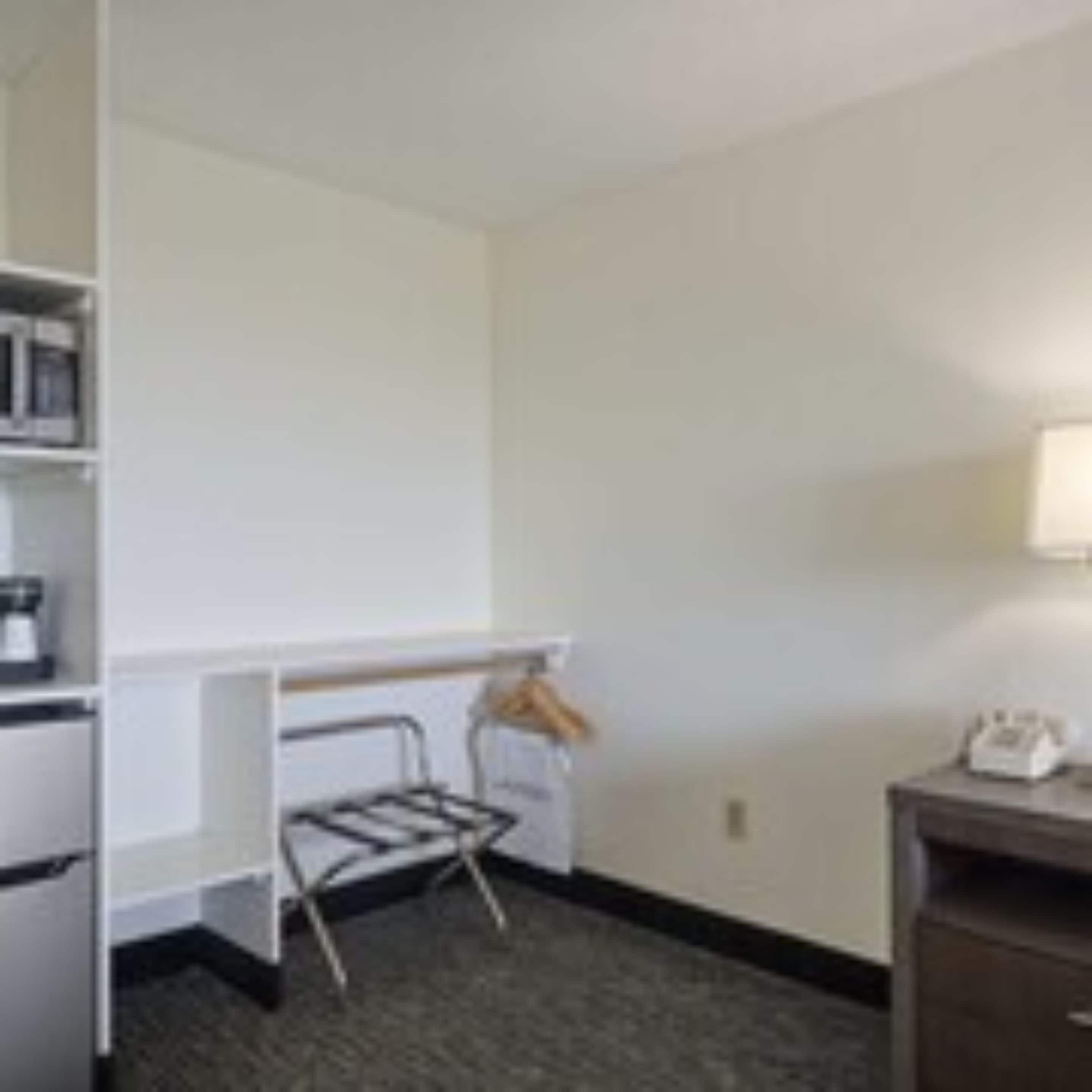 single queen ocean view room | living area | flat-screen tv