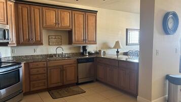 Suite, 1 cama de matrimonio grande, no fumadores (One Bedroom) | Colchones con acolchado adicional y escritorio