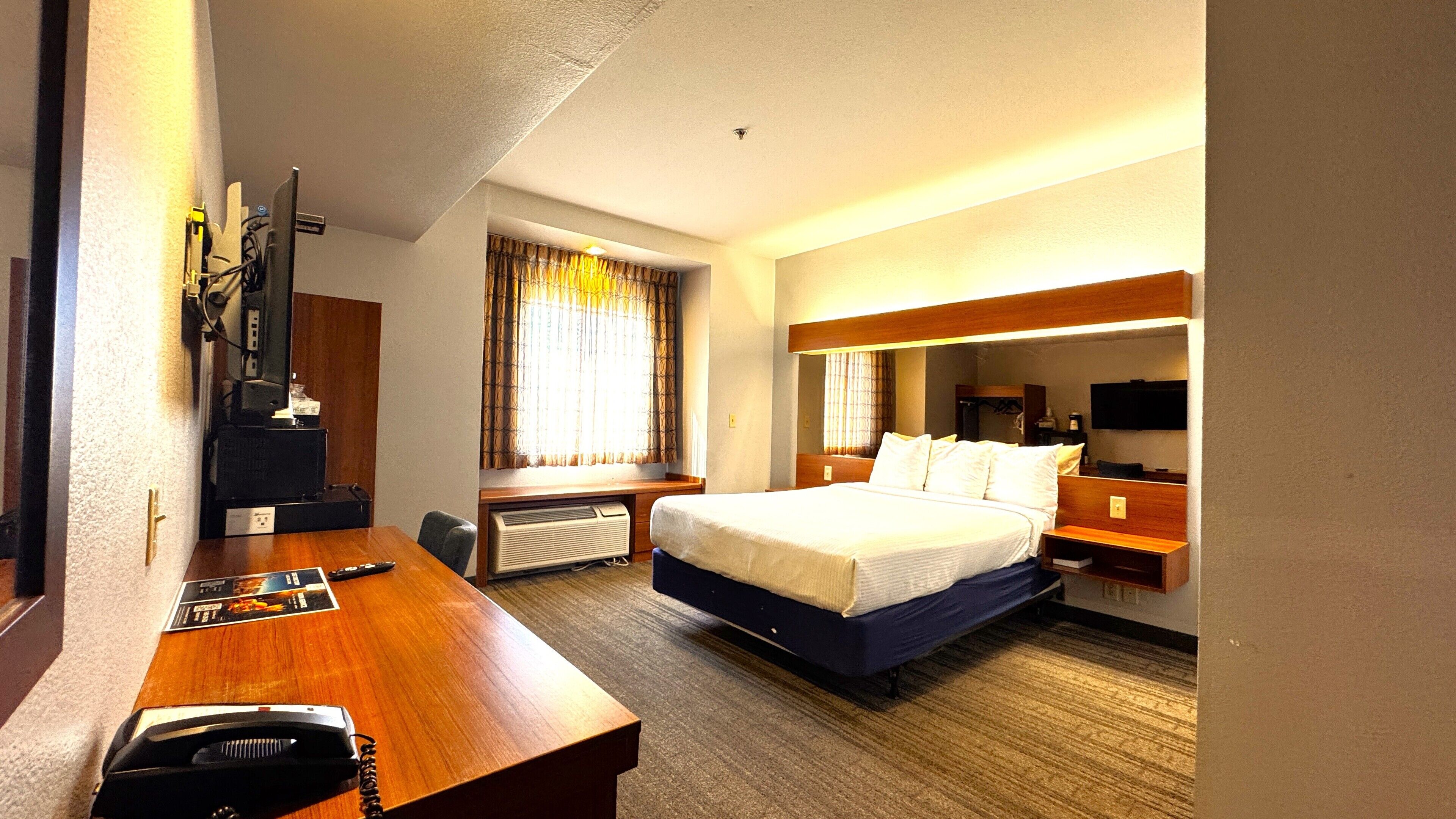 Zimmer, 1 King-Bett, barrierefrei, Nichtraucher | Pillowtop-Betten, Schreibtisch, Bügeleisen/Bügelbrett, kostenloses WLAN