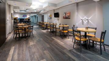 Ilmainen päivittäinen mannermainen aamiainen