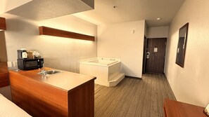 Deluxe-Studiosuite, 1 King-Bett, Nichtraucher | Pillowtop-Betten, Schreibtisch, Bügeleisen/Bügelbrett, kostenloses WLAN