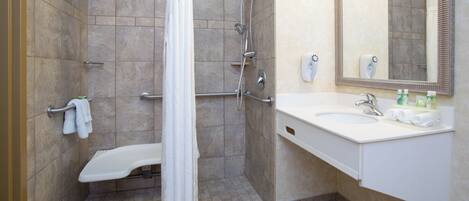 Ein Badezimmer mit Dusche, Toilette und Waschbecken.