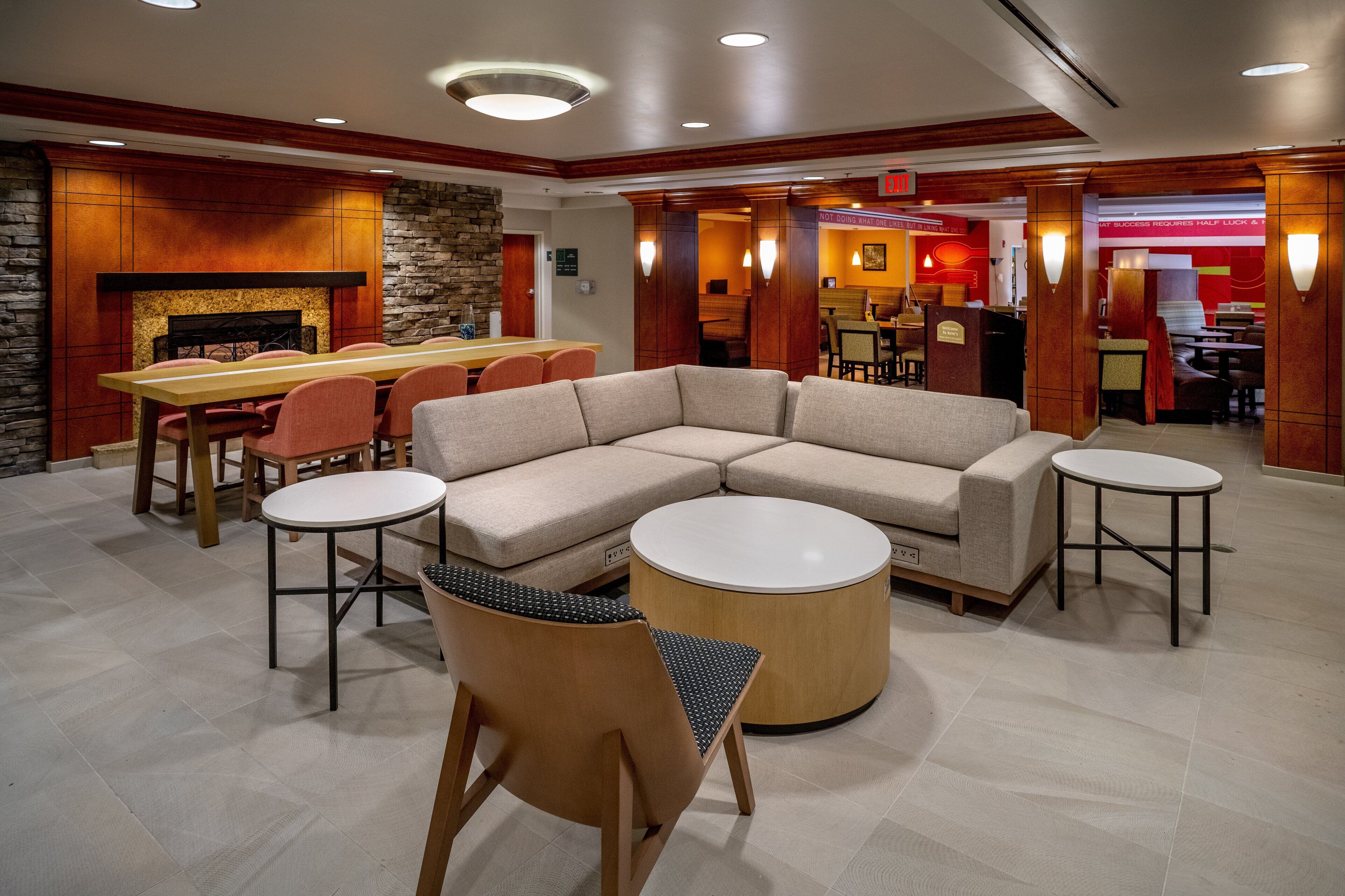 朝食、ディナーに営業 (アメリカ料理)