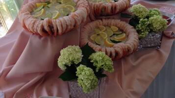 Une table sur laquelle on trouve divers aliments, notamment un bol de sauce rouge et une assiette de collations.