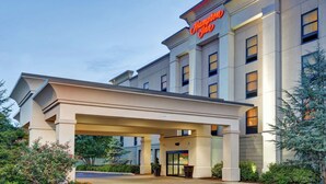 A Hampton Inn hotel with a covered entrance, multiple windows, and a sign above the entrance. - Hampton Inn Lewisburg (Lewisburg)