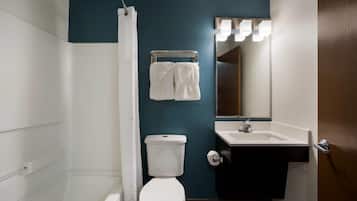Standard Room, 1 Double Bed, Non Smoking | Bathroom | Combined shower/tub, towels