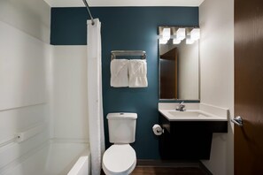 Chambre Standard, 1 lit double, non-fumeur | Salle de bain | Ensemble baignoire-douche, serviettes fournies