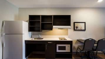 Full-sized fridge, microwave, stovetop