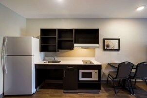 Refrigerador con freezer, microondas, placa de cocina