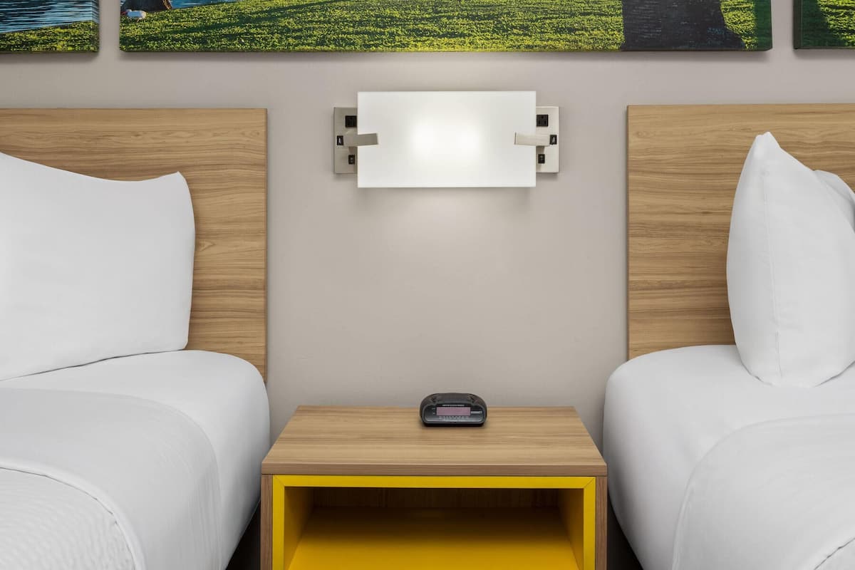 Tabla de planchar con plancha, wifi gratis y ropa de cama