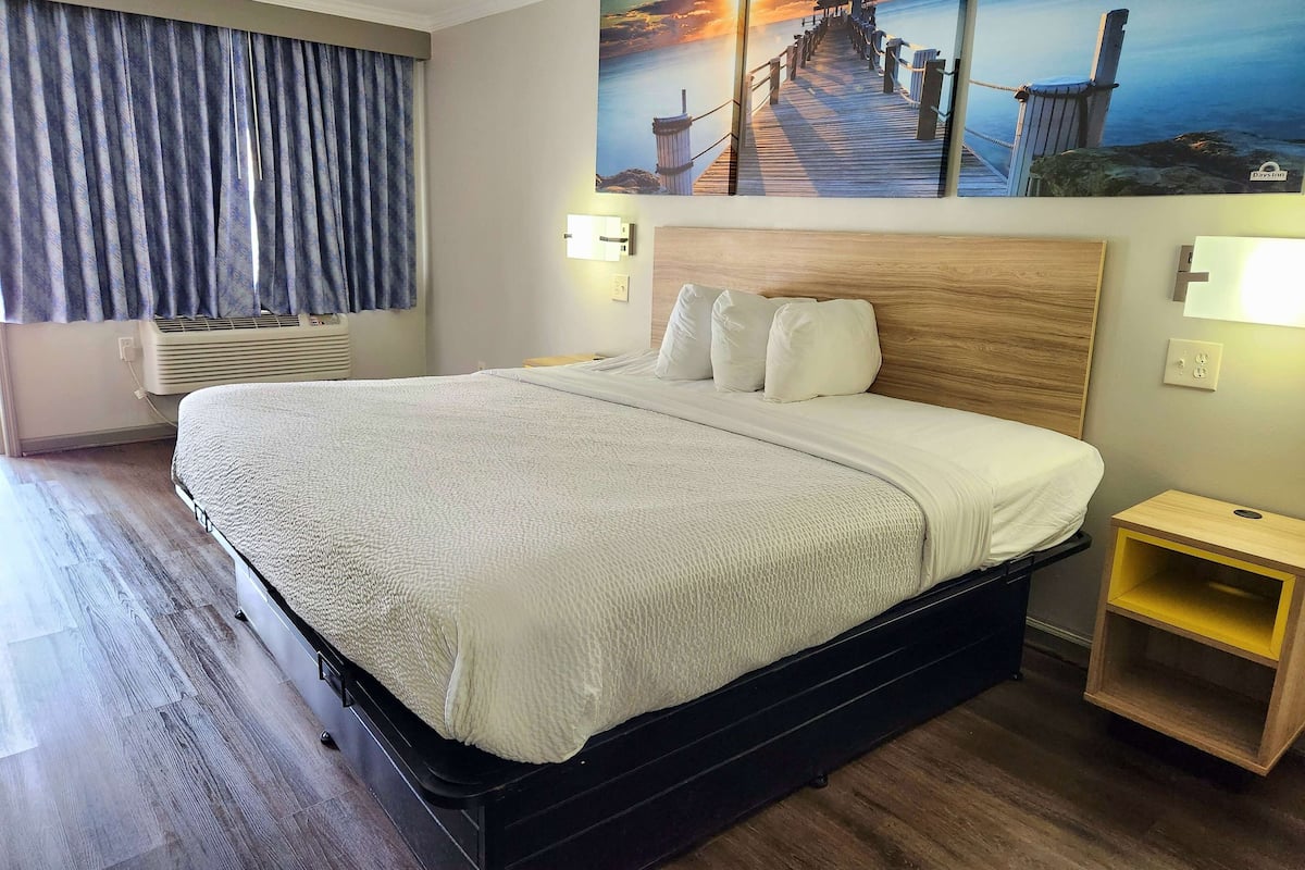 Iron/ironing board, free WiFi, bed sheets
