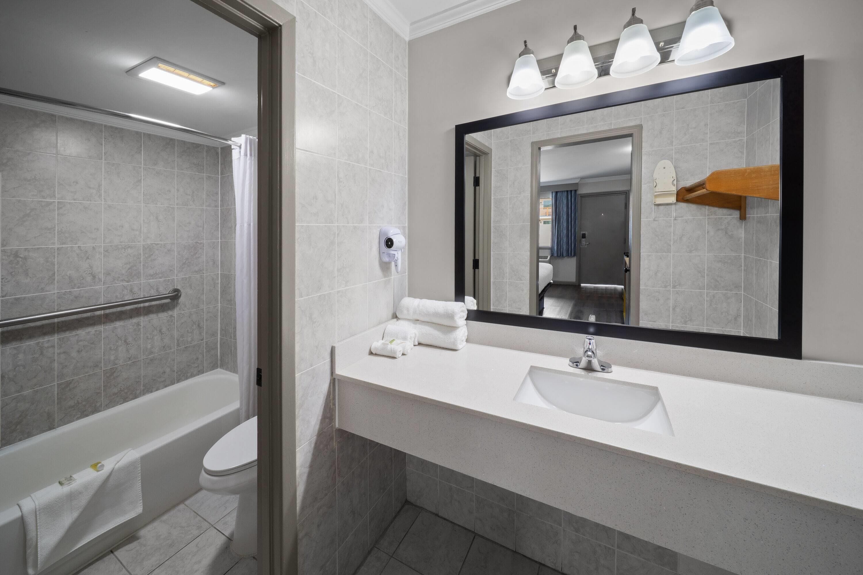 Combined shower/bathtub, free toiletries, hair dryer, towels
