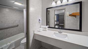 Combined shower/bathtub, free toiletries, hair dryer, towels