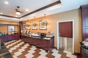 Free daily buffet breakfast  - Hampton Inn Kingston (Kingston)