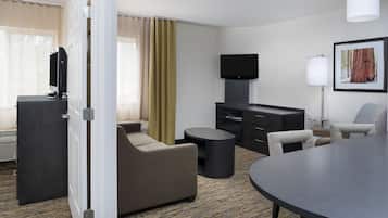 Escritorio, cortinas blackout y tabla de planchar con plancha