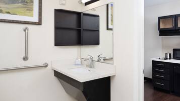 Een douche, een haardroger, handdoeken