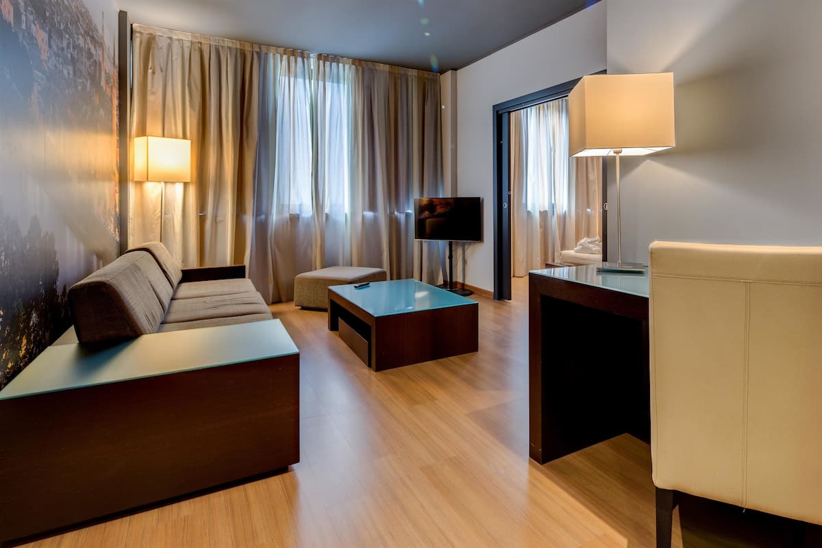 Suite, plusieurs lits, non-fumeurs | 1 chambre, literie hypoallergénique, couette en duvet d'oie, minibar