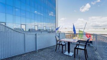 Doppelzimmer, Balkon | Speisen im Freien | Frühstück und Abendessen