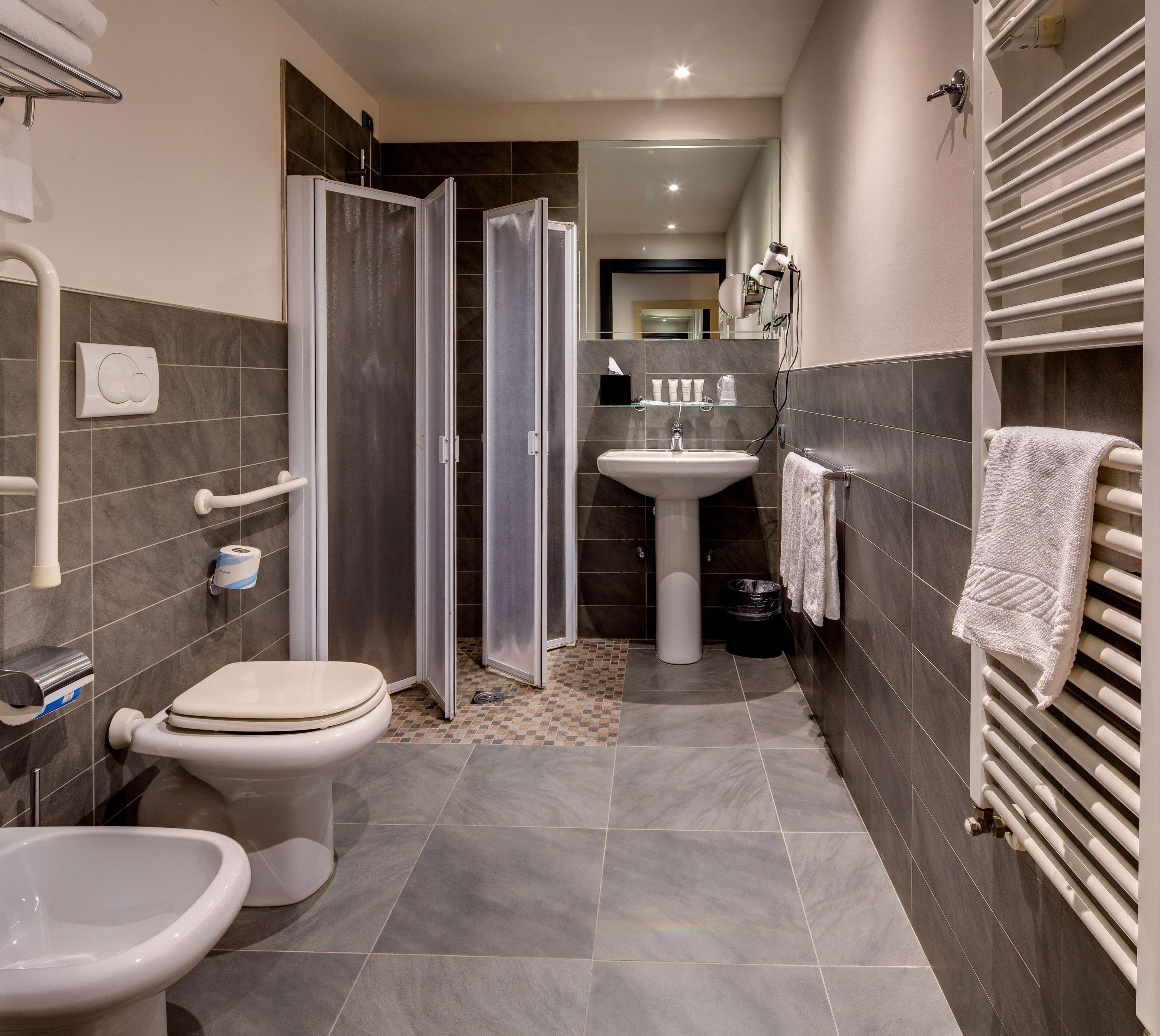 combined shower/bathtub, eco-friendly toiletries, hair dryer, slippers