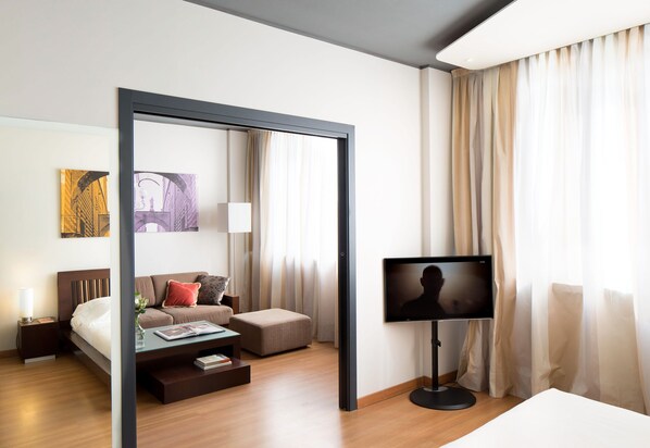 Suite, letti multipli, non fumatori | Biancheria da letto ipoallergenica, copriletto in piuma, minibar