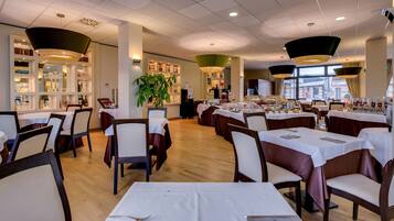 TĂ€gliches groĂes FrĂŒhstĂŒck (8 EUR pro Person)