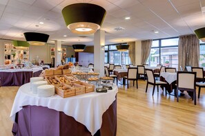 Daily full breakfast (EUR 8 per person)