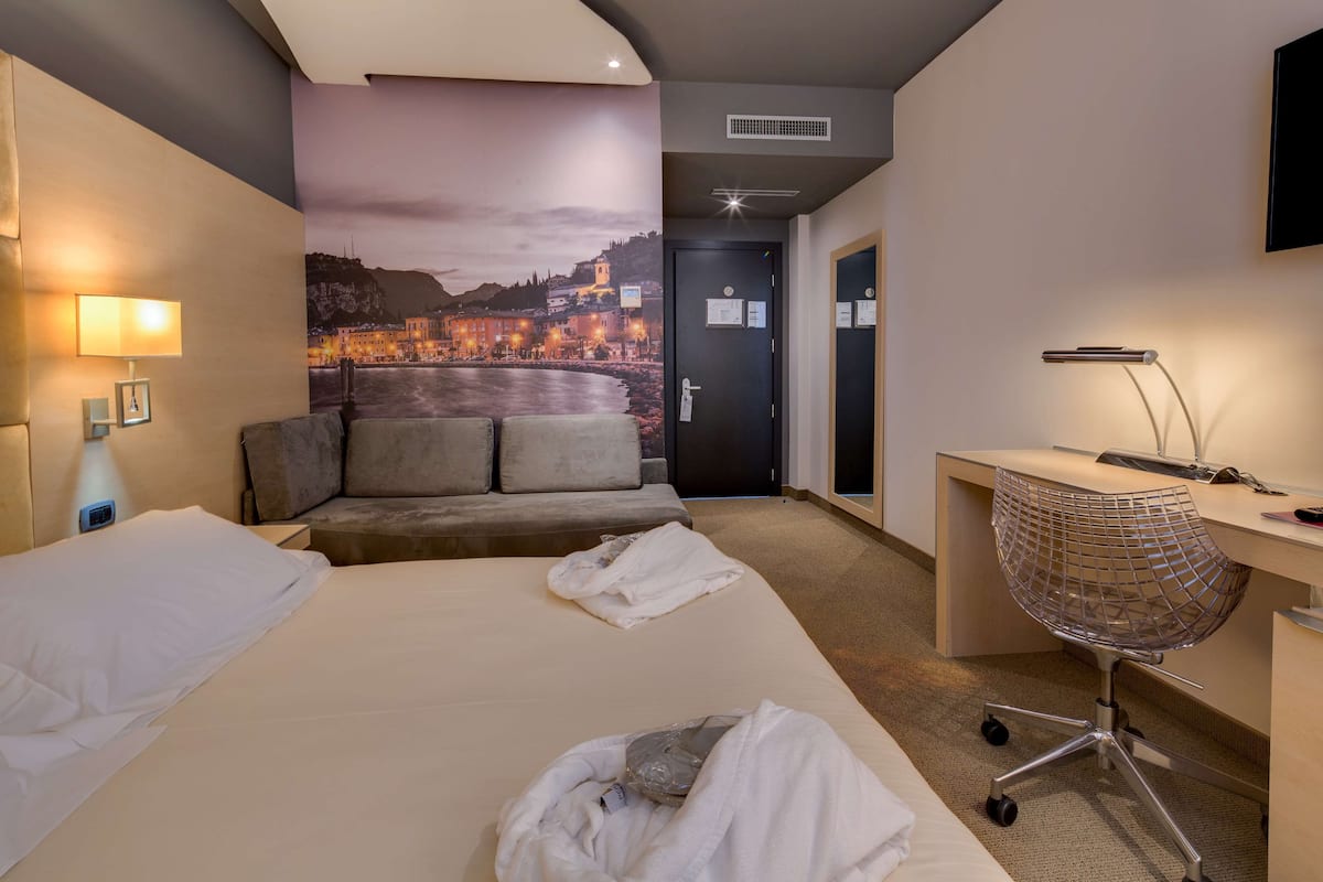 junior suite, 1 queen bed, non smoking (with single sofabed) | 1 bedroom, hypo-allergenic bedding, down duvets, minibar