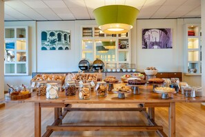 A buffet table with various baked goods and pastries. - B&B HOTEL Expo Verona Villafranca (Villafranca di Verona)