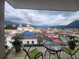 家庭套房, 2 间卧室, 无障碍, 转角 | 特色装修、特色家居、办公桌、遮光窗帘