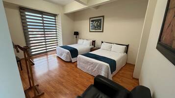 Suite familiar, 2 habitaciones, accesible para personas con discapacidad, en esquina | Decoración individual, mobiliario individual, escritorio