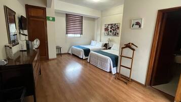 Habitación doble, 2 camas matrimoniales | Decoración personalizada, muebles diferentes y escritorio