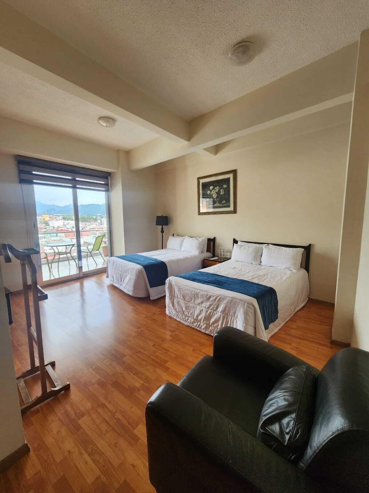 家庭套房, 2 間臥室, 無障礙, 邊間 | 獨特裝潢、布置獨特、書桌、遮光布/窗簾