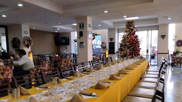 Almoço, jantar e brunch aos fins de semana; local e internacional