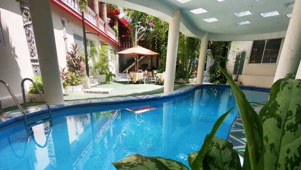 Una piscina al aire libre