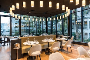 Petit déjeuner et déjeuner servis sur place, restauration en plein air