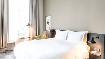 Grand tweepersoonskamer | Hypoallergeen beddengoed, donzen dekbedden, een minibar